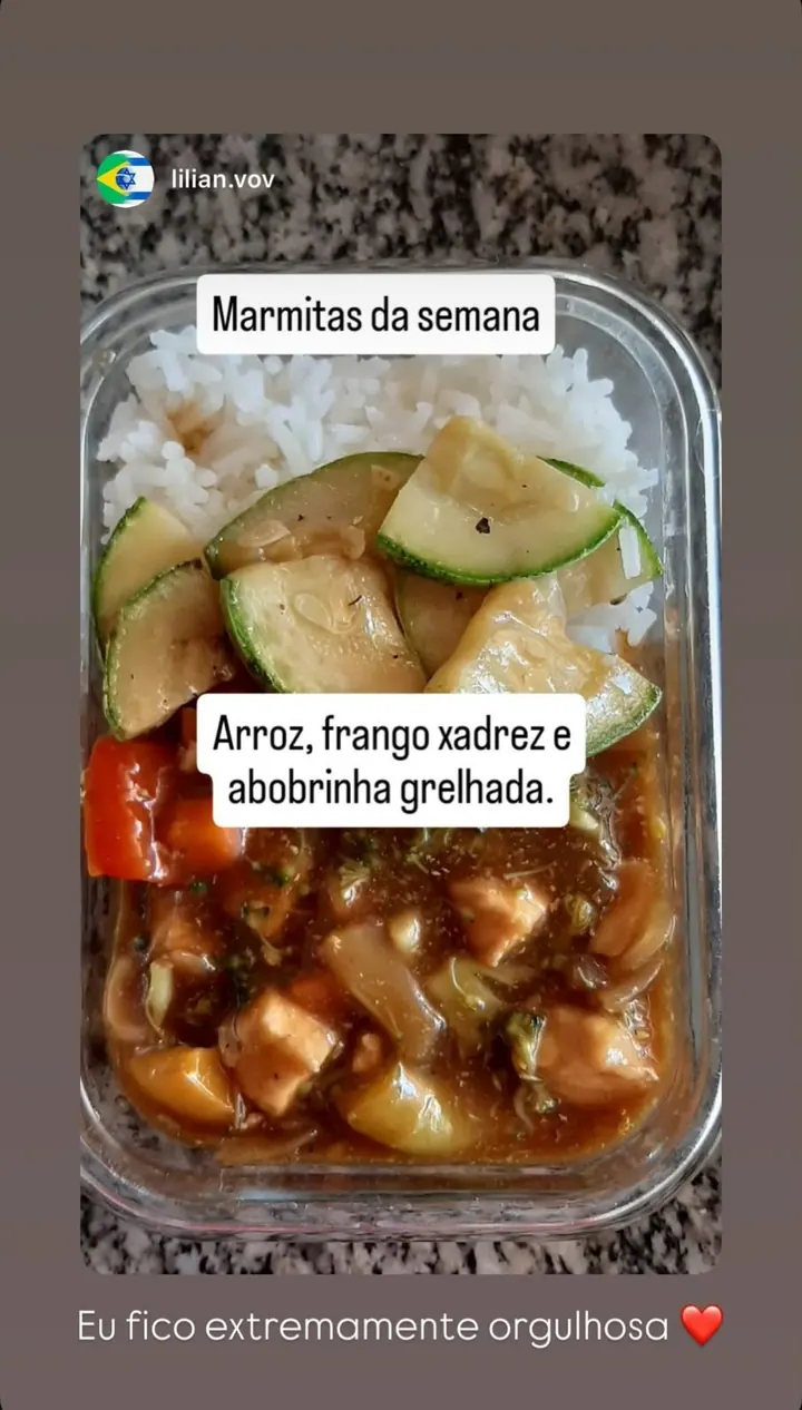 Aluna mostrando marmitas da semana feitas com as receitas